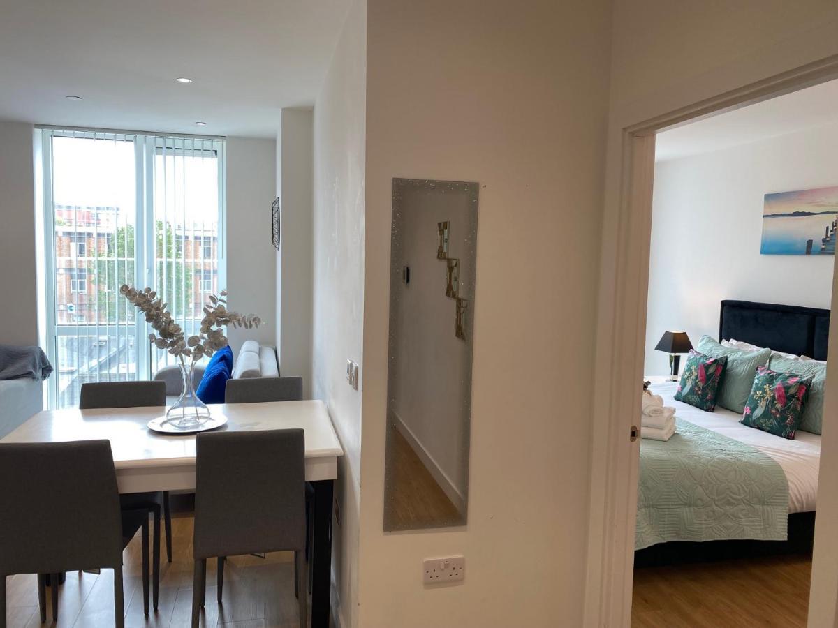 Berks Luxury Serviced Apartments , Free Parking, Free Gym And Free Wifi Bracknell Eksteriør billede